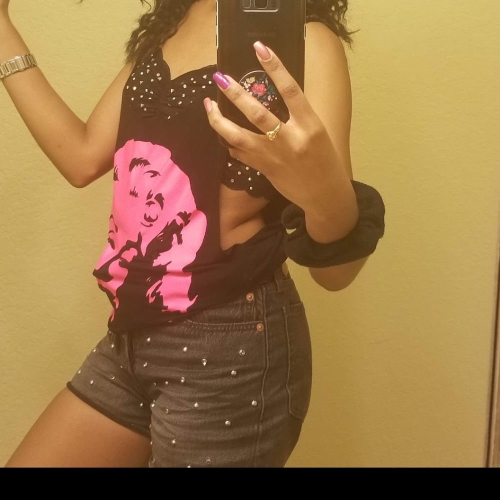 Black cut off embellished Levi Shorts - Picture 4 of 4